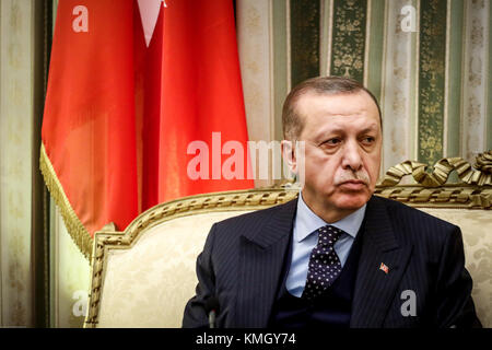 Athen, Griechenland - 7. Dezember 2017: Präsident der Türkei Recep Tayyip Erdogan hört Griechenlands Präsident Prokopis Pavlopoulos, vor ihrem Treffen in Athen, Griechenland Credit: VASILIS VERVERIDIS/Alamy leben Nachrichten Stockfoto