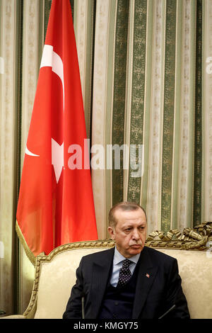 Athen, Griechenland - 7. Dezember 2017: Präsident der Türkei Recep Tayyip Erdogan hört Griechenlands Präsident Prokopis Pavlopoulos, vor ihrem Treffen in Athen, Griechenland Credit: VASILIS VERVERIDIS/Alamy leben Nachrichten Stockfoto