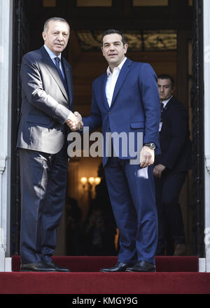 Athen, Griechenland. Dezember 2017. Der griechische Premierminister Alexis Tsipras (R) und der türkische Präsident Recep Tayyip Erdogan (L) schütteln vor ihrem Treffen am 7. Dezember 2017 in Athen die Hand. Der türkische Präsident Recep Tayyip Erdogan kam am Donnerstag zu einem zweitägigen Wahrzeichen-Besuch im Rahmen drakonischer Sicherheitsmaßnahmen an, denn seine Reise ist die erste Reise eines türkischen Staatschefs seit 1952. Quelle: Tariana Bolari/Xinhua/Alamy Live News Stockfoto