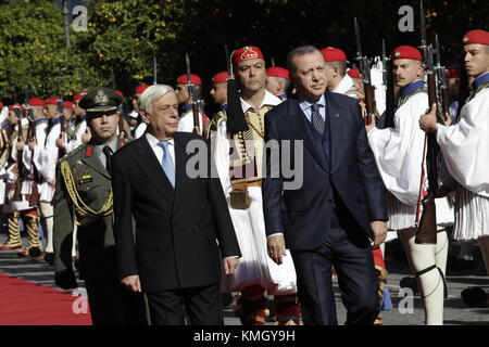 Athen, Griechenland. Dezember 2017. Der griechische Präsident Prokopis Pavlopoulos (L) und der türkische Präsident Recep Tayyip Erdogan (R) inspizieren die griechischen Präsidentengarden während einer Begrüßungszeremonie in Athen, Griechenland, am 7. Dezember 2017. Der türkische Präsident Recep Tayyip Erdogan kam am Donnerstag zu einem zweitägigen Besuch inmitten drakonischer Sicherheitsmaßnahmen hierher, da seine Reise die erste Reise eines türkischen Staatschefs seit 1952 ist. Kredit: Giannis Panagopoulos/Xinhua/Alamy Live News Stockfoto