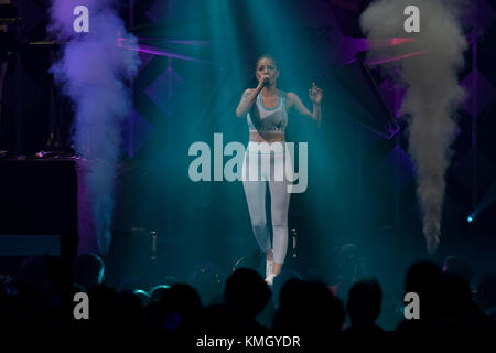 Philadelphia, USA. 06 Dez, 2017. Halsey führt auf der Bühne während des Q102 iHeartRadio Jingle Ball 2017 an der Wells Fargo Center in Philadelphia, PA, am 6. Dezember 2017. Credit: Bastiaan Slabbers/Alamy leben Nachrichten Stockfoto