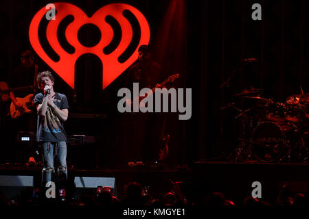 Philadelphia, USA. 06 Dez, 2017. Charlie Puth führt auf der Bühne während des Q102 iHeartRadio Jingle Ball 2017 an der Wells Fargo Center in Philadelphia, PA, am 6. Dezember 2017. Credit: Bastiaan Slabbers/Alamy leben Nachrichten Stockfoto