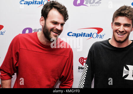 Philadelphia, USA. 06 Dez, 2017. Die Chainsmokers auf dem roten Teppich während der Q102 iHeartRadio Jingle Ball 2017 an der Wells Fargo Center in Philadelphia, PA, am 6. Dezember 2017. Stockfoto