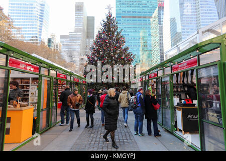 New York, USA. Dezember 2017. Besucher besuchen den Weihnachtsmarkt im Bryant Park in New York, USA, 7. Dezember 2017. Mit dem Vorweihnachtsanbruch werden die verschiedenen saisonalen Weihnachtsmärkte New Yorks, auf denen festliche Dekoration, Kunsthandwerk und verschiedene Speisen angeboten werden, zu neuen Resorts, in denen sich die Menschen Vergnügen können. Quelle: Wang Ying/Xinhua/Alamy Live News Stockfoto