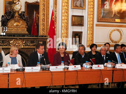 London, Großbritannien. Dezember 2017. Der chinesische Vize-Premierminister Liu Yandong (3. L) und der britische Gesundheitsminister Jeremy Hunt (2. L) leiten gemeinsam den fünften jährlichen People-to-People-Dialog zwischen Großbritannien und China in London (7. Dezember 2017). Der fünfte jährlich stattfindende hochrangige Dialog zwischen Großbritannien und China wurde am Donnerstag abgeschlossen, in dem beide Seiten gelobt haben, den Austausch zwischen den Menschen und den kulturellen Austausch auszuweiten, um die soziale und zivile Grundlage für die bilateralen Beziehungen zu festigen. Quelle: Han Yan/Xinhua/Alamy Live News Stockfoto