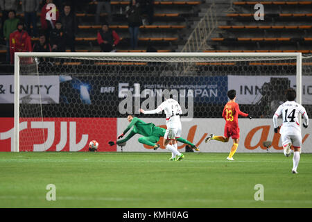 Chiba, Japan. Dezember 2017. Kim Yun Mi (2. L) von der Demokratischen Volksrepublik Korea (DVRK) schießt den Ball während des Frauenfußballspiels zwischen der DVRK und China bei der EAFF E-1 Fußball-Meisterschaft in Chiba, Japan, 8. Dezember 2017. China verlor 0:2. Quelle: Ma Caoran/Xinhua/Alamy Live News Stockfoto