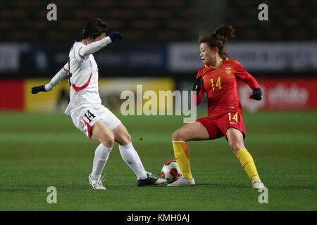 Chiba, Japan. Dezember 2017. RI Hyang SIM (L) von der Demokratischen Volksrepublik Korea (DVRK) streitet mit Xu Yanlu aus China während des Frauenfußballspiels zwischen der DVRK und China bei der EAFF E-1 Fußball-Meisterschaft in Chiba, Japan, 8. Dezember 2017. China verlor 0:2. Quelle: Ma Caoran/Xinhua/Alamy Live News Stockfoto