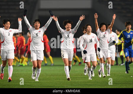 Chiba, Japan. Dezember 2017. Spieler der Demokratischen Volksrepublik Korea winken den Zuschauern nach dem Frauenfußballspiel zwischen der Demokratischen Volksrepublik Korea und China bei der EAFF E-1-Fußballmeisterschaft in Chiba, Japan, 8. Dezember 2017 zu. China verlor 0:2. Quelle: Ma Caoran/Xinhua/Alamy Live News Stockfoto