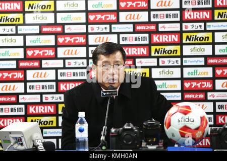 Chiba, Japan. Dezember 2017. Kim Kwang Min, Cheftrainer der Demokratischen Volksrepublik Korea (DVRK), spricht auf der Pressekonferenz nach dem Frauenfußballspiel zwischen der DVRK und China bei der EAFF E-1-Fußballmeisterschaft in Chiba, Japan, 8. Dezember 2017. China verlor 0:2. Quelle: Ma Caoran/Xinhua/Alamy Live News Stockfoto