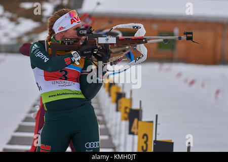 Lenzerheide, Schweiz. Dezember 2017. HORCHLER Nadine (GER) beim IBU Biathlon Cup Mixed Relay in Lenzerheide. Quelle: Rolf Simeon/Proklaim/Alamy Live News Stockfoto