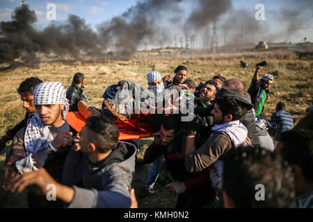 Gaza. Dezember 2017. Ein verwundeter palästinensischer Demonstrant wird während Zusammenstößen mit israelischen Truppen evakuiert, nachdem die USA am 8. Dezember 2017 gegen die Anerkennung Jerusalems als israelische Hauptstadt nahe Osten von Gaza-Stadt protestiert hatten. Schätzungsweise 4.500 palästinensische Demonstranten nahmen an sechs Orten entlang der Grenze zum Gazastreifen am Freitag gegen die Anerkennung Jerusalems als israelische Hauptstadt durch die USA Teil, so eine Erklärung der israelischen Verteidigungskräfte (IDF) am Freitagabend. Quelle: Wissam Nassar/Xinhua/Alamy Live News Stockfoto