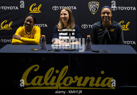 Hass Pavillon Berkeley Calif, USA. 07 Dez, 2017. guard Asha Thomas (L) und Forward/center Kristine Anigwe (R) bei der Pressekonferenz ihre 200 Karriere feiern Sieg nach dem Basketball Spiel NCAA Frauen zwischen San Diego Toreros und Kalifornien goldenen Bären 89-64 Gewinn an Hass Pavillon Berkeley Calif Thurman James/CSM/Alamy leben Nachrichten Stockfoto