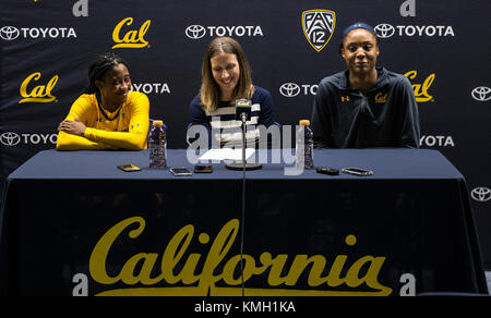 Hass Pavillon Berkeley Calif, USA. 07 Dez, 2017. guard Asha Thomas (L) und Forward/center Kristine Anigwe (R) bei der Pressekonferenz ihre 200 Karriere feiern Sieg nach dem Basketball Spiel NCAA Frauen zwischen San Diego Toreros und Kalifornien goldenen Bären 89-64 Gewinn an Hass Pavillon Berkeley Calif Thurman James/CSM/Alamy leben Nachrichten Stockfoto