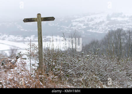 Neue Mühlen, UK. 9 Dez, 2017. Einen allgemeinen Überblick über die verschneite Landschaft in der Nähe von neuen Mühlen, High Peak, Großbritannien. Credit: Philip Oldham/Alamy Leben Nachrichten. Stockfoto