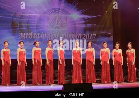 Vancouver, Kanada. Dezember 2017. Die Teilnehmer posieren auf der Bühne während des Miss Chinese Vancouver Pageant 2017 in Vancouver, Kanada, 8. Dezember 2017. Quelle: Liang Sen/Xinhua/Alamy Live News Stockfoto