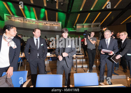 Frankfurt, Deutschland. Dezember 2017. Extraordinär DFB-Bundestag, Kongresszentrum. Im Bild: L-R Cheftrainer der deutschen Frauennationalmannschaft Steffi Jones, DFB-stellvertretende Generalsekretärin und DFB-Mediendirektor Ralf Koettker, deutscher Nationalmannschaftsleiter Joachim Loew, Bürgermeister von Frankfurt am Main Peter Feldmann. Foto: Ulrich Roth / ulrich-roth.com/Alamy Live News Stockfoto