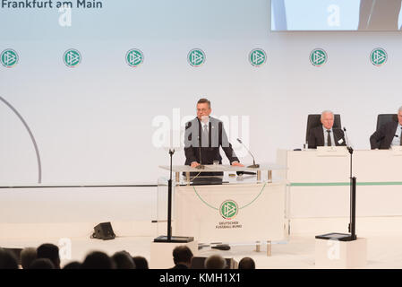 Frankfurt, Deutschland. Dezember 2017. Extraordinär DFB-Bundestag, Kongresszentrum. Im Bild: DFB-Präsident Reinhard Grindel spricht mit dem Publikum. Foto: Ulrich Roth / ulrich-roth.com/Alamy Live News Stockfoto