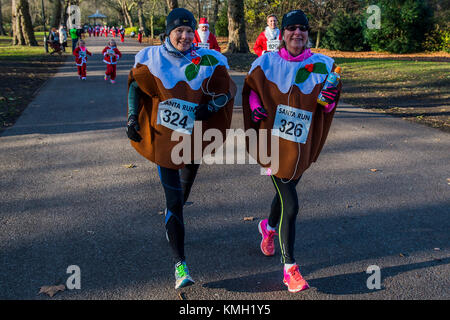 London, Großbritannien. 09 Dez, 2017. Rosinenpudding zu Weihnachten - 2000 Weihnachtsmänner aller Altersgruppen an den jährlichen Santa Run in Battersea Park nehmen die Arche Noah für Kinder Hospiz zu unterstützen. Credit: Guy Bell/Alamy leben Nachrichten Stockfoto