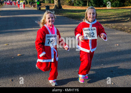 London, Großbritannien. 09 Dez, 2017. 2000 Weihnachtsmänner aller Altersgruppen nehmen an den jährlichen Santa Run in Battersea Park die Arche Noah für Kinder Hospiz zu unterstützen. Credit: Guy Bell/Alamy leben Nachrichten Stockfoto