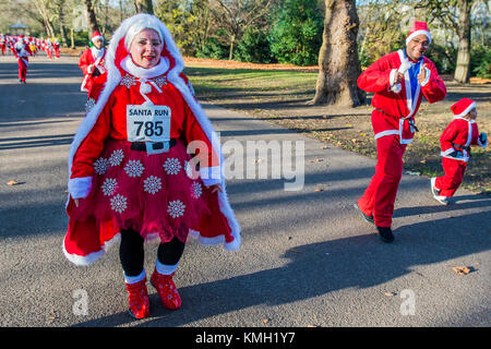 London, Großbritannien. 09 Dez, 2017. 2000 Weihnachtsmänner aller Altersgruppen nehmen an den jährlichen Santa Run in Battersea Park die Arche Noah für Kinder Hospiz zu unterstützen. Credit: Guy Bell/Alamy leben Nachrichten Stockfoto