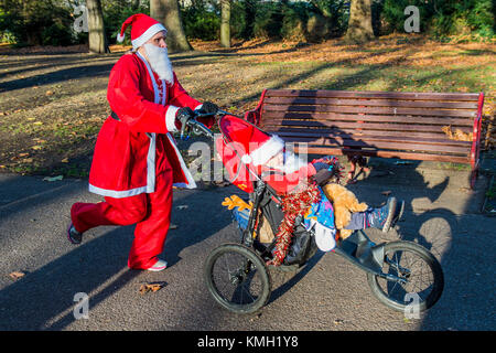 London, Großbritannien. 09 Dez, 2017. 2000 Weihnachtsmänner aller Altersgruppen nehmen an den jährlichen Santa Run in Battersea Park die Arche Noah für Kinder Hospiz zu unterstützen. Credit: Guy Bell/Alamy leben Nachrichten Stockfoto