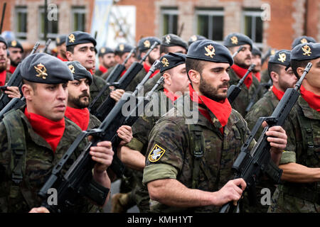 Noreña, Spanien. 9. Dezember, 2017. Militärparade auf das Fest des Schutzheiligen der Infanterie im Cabo Noval Kasernen auf Decemberber 9, in Noreña, Spanien 2017. © David Gato/Alamy leben Nachrichten Stockfoto