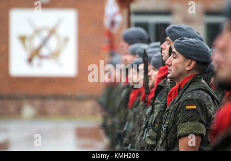 Noreña, Spanien. 9. Dezember, 2017. Militärparade auf das Fest des Schutzheiligen der Infanterie im Cabo Noval Kasernen auf Decemberber 9, in Noreña, Spanien 2017. © David Gato/Alamy leben Nachrichten Stockfoto