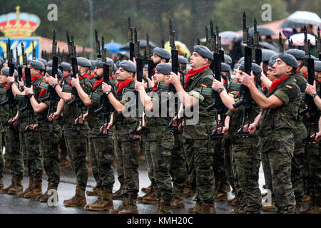 Noreña, Spanien. 9. Dezember, 2017. Militärparade auf das Fest des Schutzheiligen der Infanterie im Cabo Noval Kasernen auf Decemberber 9, in Noreña, Spanien 2017. © David Gato/Alamy leben Nachrichten Stockfoto