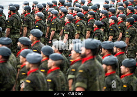 Noreña, Spanien. 9. Dezember, 2017. Militärparade auf das Fest des Schutzheiligen der Infanterie im Cabo Noval Kasernen auf Decemberber 9, in Noreña, Spanien 2017. © David Gato/Alamy leben Nachrichten Stockfoto