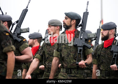 Noreña, Spanien. 9. Dezember, 2017. Militärparade auf das Fest des Schutzheiligen der Infanterie im Cabo Noval Kasernen auf Decemberber 9, in Noreña, Spanien 2017. © David Gato/Alamy leben Nachrichten Stockfoto