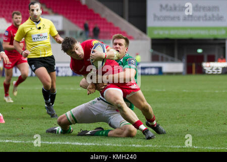 Steff Evans Kerben einen Versuch für die Scarlets gegen Benetton Rugby Rugby der europäischen Champions Cup. Stockfoto