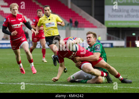 Steff Evans Kerben einen Versuch für die Scarlets gegen Benetton Rugby Rugby der europäischen Champions Cup. Stockfoto