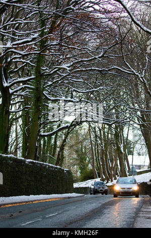 Flintshire, North Wales, 9. Dezember 2017, UK Wetter. Arctic chill und Met Office, der die gelbe Warnlampe für Flintshire für starke Ansammlungen von Schnee. Fahrten entlang einer malerischen ländlichen Lane im Dorf Halkyn, Flintshire © DGDImages/Alamy leben Nachrichten Stockfoto