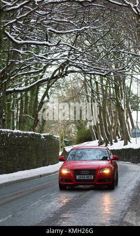 Flintshire, North Wales, 9. Dezember 2017, UK Wetter. Arctic chill und Met Office, der die gelbe Warnlampe für Flintshire für starke Ansammlungen von Schnee. Ein Treiber, der entlang einer malerischen ländlichen Lane im Dorf Halkyn, North Wales © DGDImages/Alamy leben Nachrichten Stockfoto