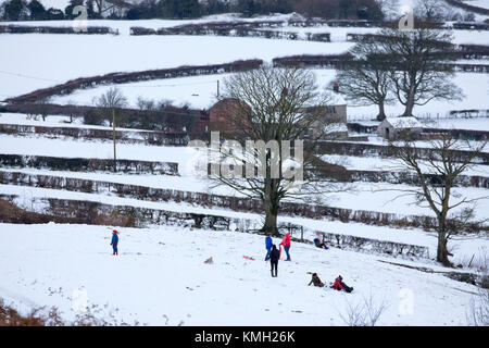 Flintshire, North Wales, 9. Dezember 2017, UK Wetter. Arctic chill und Met Office, der die gelbe Warnlampe für Flintshire für starke Ansammlungen von Schnee. Menschen Rodeln und Spaß im Schnee auf den Pisten in der Nähe des Dorfes Rhes-y-Cae, Flintshire Stockfoto