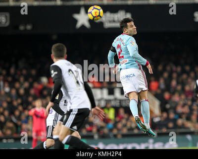 Valencia, Spanien. 09 Dez, 2017. Hugo Mallo von RC Celta de Vigo (R) während der spanischen La Liga Match zwischen Valencia CF vs Celta de Vigo an Stadium Mestalla am 09. Dezember 2017. Credit: Gtres Información más Comuniación auf Linie, S.L./Alamy leben Nachrichten Stockfoto