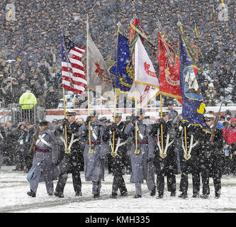 Philadelphia, Pennsylvania, USA. 9 Dez, 2017. Eine kombinierte Color Guard präsentieren die Farben vor dem 118 Army Navy Spiel zwischen der United States Naval Academy Midshipmen und der United States Military Academy Kadetten am Lincoln Financial Field in Philadelphia, Pennsylvania. Justin Cooper/CSM/Alamy leben Nachrichten Stockfoto