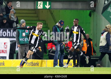 Mönchengladbach, Deutschland. 9 Dez, 2017. Christoph Kramer (L) von Mönchengladbach feiert nach zählen während dem Bundesligaspiel zwischen Borussia Mönchengladbach und dem FC Schalke 04 im Borussia-Park in Mönchengladbach, Deutschland, 9. Dezember 2017. Credit: Ulrich Hufnagel/Xinhua/Alamy leben Nachrichten Stockfoto