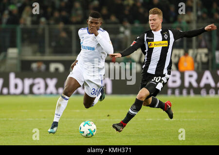 Mönchengladbach, Deutschland. 9 Dez, 2017. Breel Embolo (L) von Schalke und Nico Elvedi von Borussia Moenchengladbach Kampf um den Ball während dem Bundesligaspiel zwischen Borussia Mönchengladbach und dem FC Schalke 04 im Borussia-Park in Mönchengladbach, Deutschland, 9. Dezember 2017. Credit: Ulrich Hufnagel/Xinhua/Alamy leben Nachrichten Stockfoto