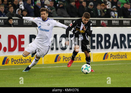 Mönchengladbach, Deutschland. 9 Dez, 2017. Guido Burgstaller (L) von Schalke und Thorgan Gefahr von Borussia Moenchengladbach Kampf um den Ball während dem Bundesligaspiel zwischen Borussia Mönchengladbach und dem FC Schalke 04 im Borussia-Park in Mönchengladbach, Deutschland, 9. Dezember 2017. Credit: Ulrich Hufnagel/Xinhua/Alamy leben Nachrichten Stockfoto