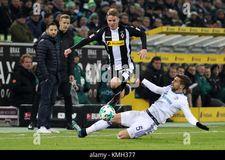 Mönchengladbach, Deutschland. 9 Dez, 2017. Matija Nastasic von Schalke und Nico Elvedi (Up) von Borussia Moenchengladbach Kampf um den Ball während dem Bundesligaspiel zwischen Borussia Mönchengladbach und dem FC Schalke 04 im Borussia-Park in Mönchengladbach, Deutschland, 9. Dezember 2017. Credit: Ulrich Hufnagel/Xinhua/Alamy leben Nachrichten Stockfoto