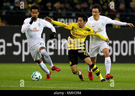 Dortmund, Deutschland. 9 Dez, 2017. Shinji Kagawa (C) Borussia Dortmund bricht durch während dem Bundesligaspiel zwischen Borussia Dortmund und dem SV Werder Bremen am Signal Iduna Park in Dortmund, 9. Dezember 2017. Dortmund verloren 1-2. Quelle: Joachim Bywaletz/Xinhua/Alamy leben Nachrichten Stockfoto