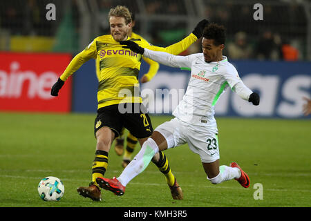 Dortmund, Deutschland. 9 Dez, 2017. Theodor Gebre Selassie (R) der SV Werder Bremen Mias mit Andre Schuerrle von Borussia Dortmund beim Bundesligaspiel am Signal Iduna Park in Dortmund, 9. Dezember 2017. Werder Bremen gewann 2-1. Quelle: Joachim Bywaletz/Xinhua/Alamy leben Nachrichten Stockfoto