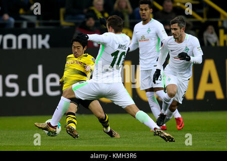 Dortmund, Deutschland. 9 Dez, 2017. Max Kruse (2. L) Der SV Werder Bremen Mias mit Shinji Kagawa von Borussia Dortmund beim Bundesligaspiel am Signal Iduna Park in Dortmund, 9. Dezember 2017. Werder Bremen gewann 2-1. Quelle: Joachim Bywaletz/Xinhua/Alamy leben Nachrichten Stockfoto