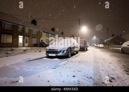 Flintshire, North Wales, 10. Dezember 2017, UK Wetter Sturm Caroline. Eine Met Office, der die gelbe Warnlampe für Schnee und schwere Störungen haben für viele zentrale Teile von England ausgestellt worden und die meisten von Wales. Straßen bereits im Schnee in der Stadt von Schimmel, Flintshire abgedeckt Stockfoto