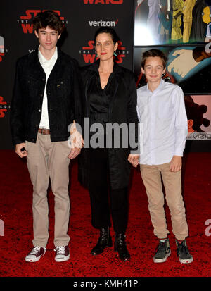 LOS ANGELES, Ca. Dezember 09, 2017: Carrie-Anne Moss & Söhne Jaden Roy & Owen Roy bei der Weltpremiere für "Star Wars: Der letzte Jedi' im Shrine Auditorium Bild: Sarah Stewart Credit: Sarah Stewart/Alamy leben Nachrichten Stockfoto