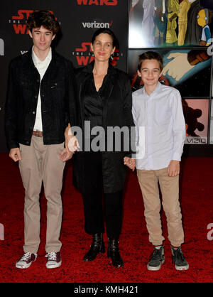 LOS ANGELES, Ca. Dezember 09, 2017: Carrie-Anne Moss & Söhne Jaden Roy & Owen Roy bei der Weltpremiere für "Star Wars: Der letzte Jedi' im Shrine Auditorium Bild: Sarah Stewart Credit: Sarah Stewart/Alamy leben Nachrichten Stockfoto