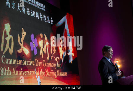 Toronto, Kanada. 9 Dez, 2017. Toronto Bürgermeister John Tory spricht auf eine Gedenktafel Tag Festakt zum 80. Jahrestag der Nanjing Massaker in Toronto, Kanada, Dez. 9, 2017. Mehr als 1000 Menschen nahmen an der Zeremonie am Samstag. Credit: Zou Zheng/Xinhua/Alamy leben Nachrichten Stockfoto