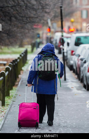 Clapham Common, London, UK. 10. Dezember, 2017. Rubrik prekär auf der Tube-Licht fällt Schnee auf Clapham Common und dann abwechselnd mit Schneeregen. London 10 Dez 2017. Credit: Guy Bell/Alamy leben Nachrichten Stockfoto