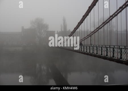 Glasgow, UK, 10. Dezember 2017, Wetter Deutschland, kalt, aber Trocken morgen in Glasgow mit Dunst und Nebel, die das Stadtbild. Credit: Pawel Pietraszewski/Alamy leben Nachrichten Stockfoto